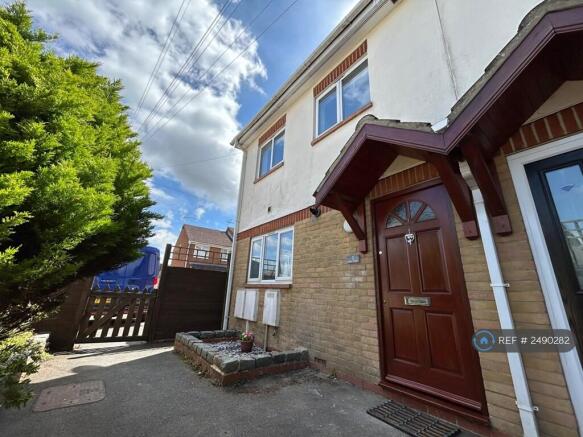 Beautiful, Quiet Location 3 Bed House With Parking