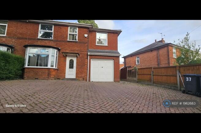 Driveway (4 To 5 Car Can Be Parked)