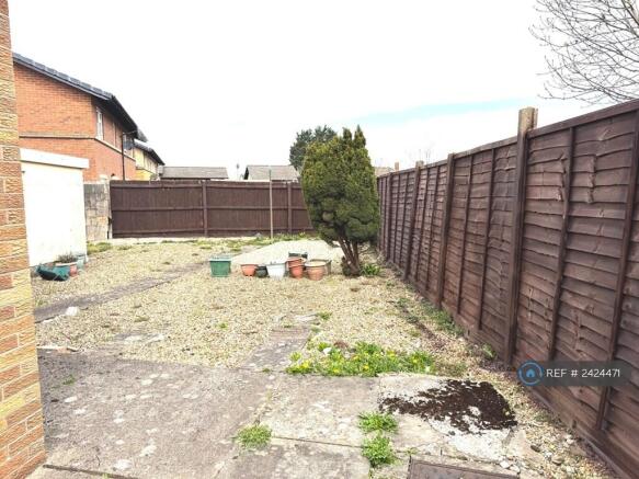 Spacious Back Garden 
