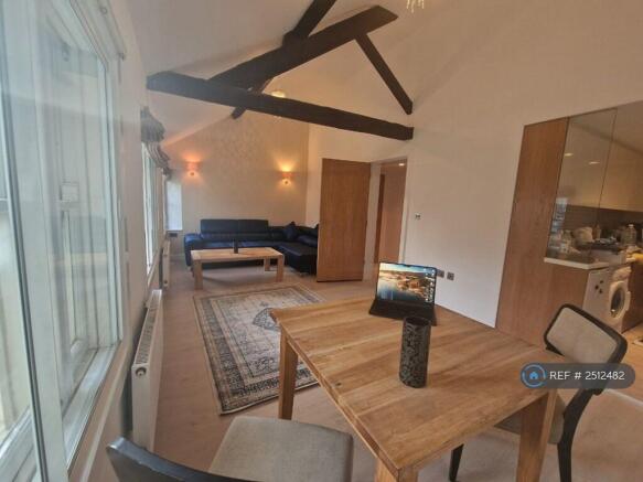 Lounge/Dinning (Very Large 6/3m - 20/10ft)