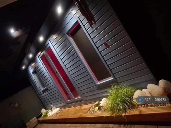 Beach Hut Exterior / Bedroom