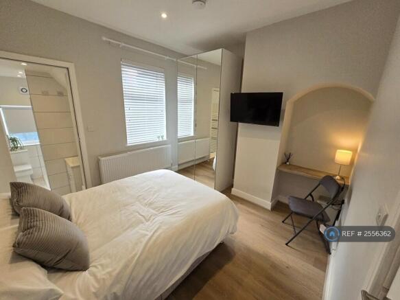 Spacious Hi-Spec Ensuite, Tv, Fast Broadband, Desk