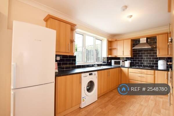 Clean Spacious Kitchen Diner