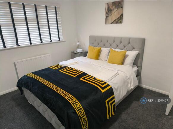 Large King Room + Wardrobe + Chest Drawer 