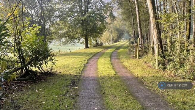 Private Drive 1000m Protected By Electric Gate
