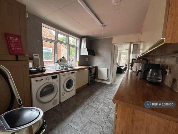 Large Spacious Kitchen 