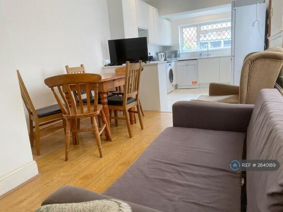 Lounge/ Diner Thru To Kitchen