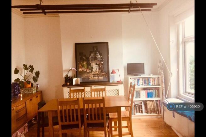 Dining Room 12¿2¿x 11.7¿ (3.7m X3.53m)