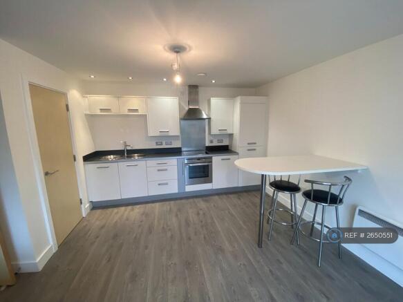 Kitchen & Breakfast Bar