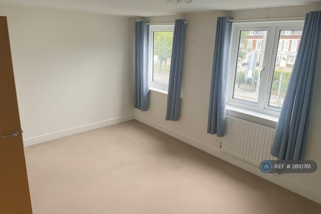 Master Bedroom 14'07' x 11'11'