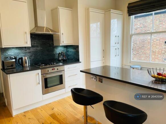 Kitchen & Breakfast Bar