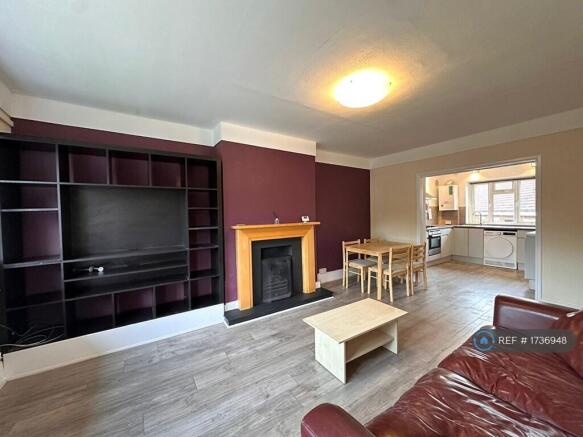 Large, Spacious Living Room