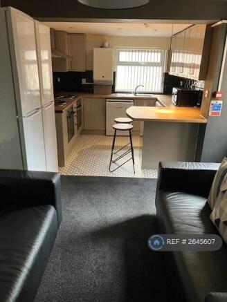 Fully Fitted Kitchen & Breakfast Bar