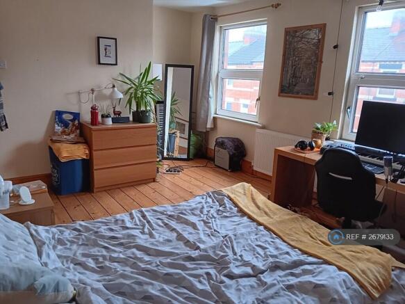 Bedroom 1 - Very Large Double