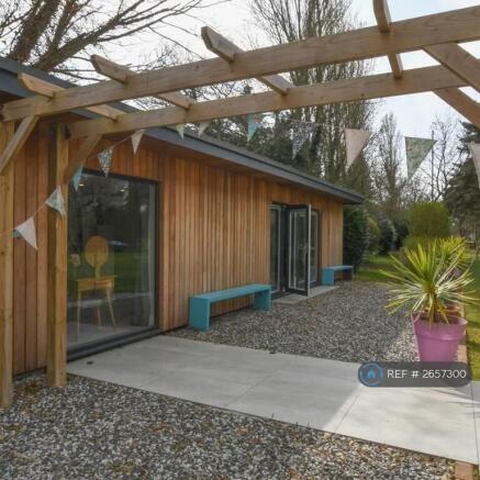 Outside Facing The Shared Garden 