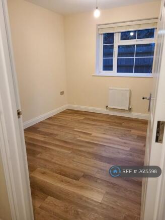 Bedroom 2: 3.07m x 2.64m