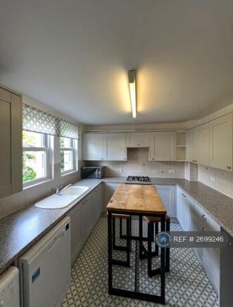 Spacious Kitchen With Breakfast Bar & Stools 