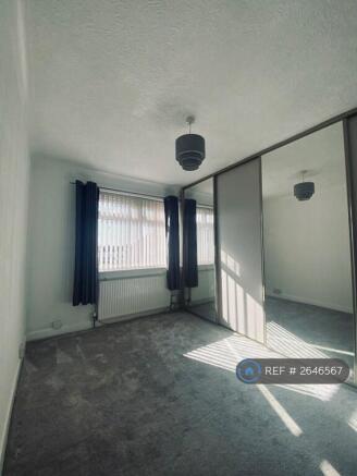 Large Double Bedroom / Fitted Robes