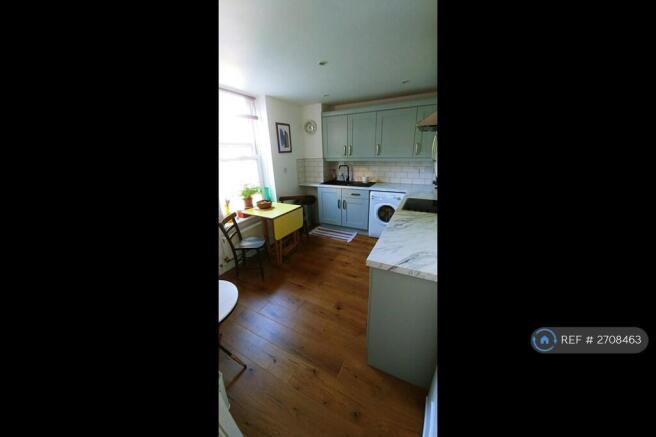 Modern Eat-In Kitchen