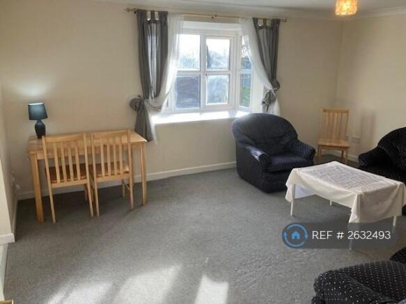 Spacious Loune-Diner With Large Box Bay