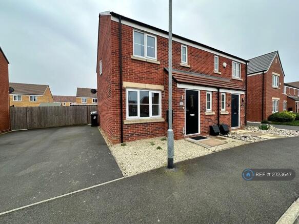 Front View / Driveway