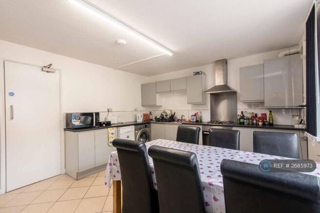 Large Kitchen And Dining For 6