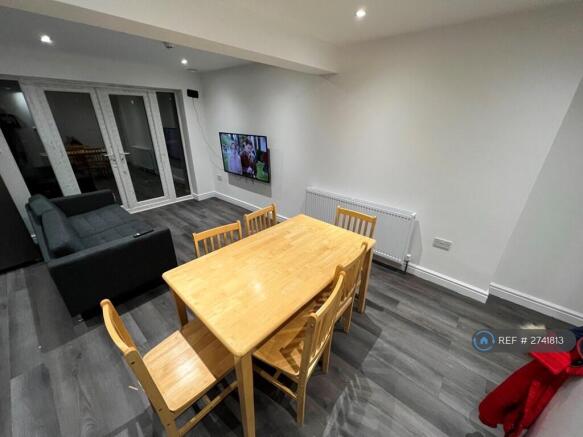 Lounge & Dining Area