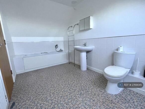 Family Bathroom (Top Floor)