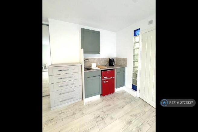 Studio 32 Kitchenette