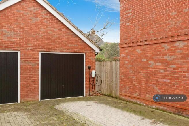 Garage + Drive Way For 2 Cars