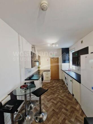 KITCHEN/LOUNGE
