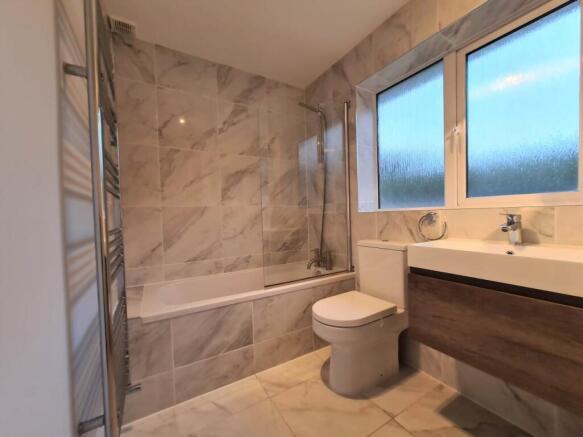 1 Kinross Bathroom i