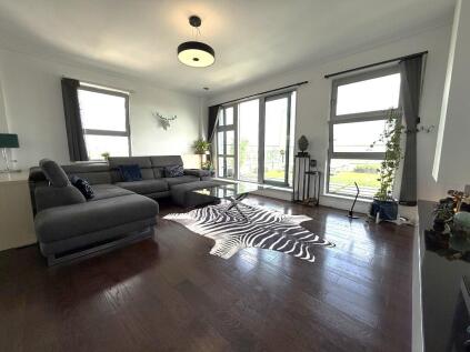 Queen Mary Avenue, London, E18