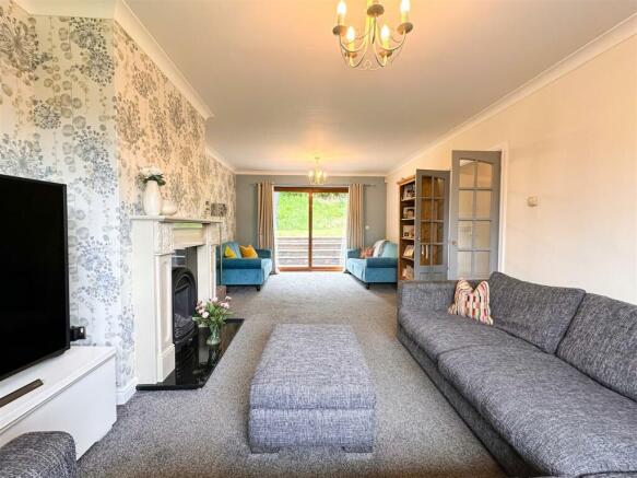 DUAL ASPECT LOUNGE