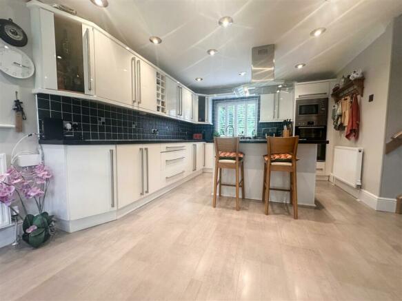 BREAKFAST KITCHEN, DINING AND FAMILY ROOM