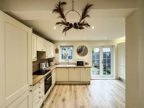 OPEN PLAN FAMILY ROOM