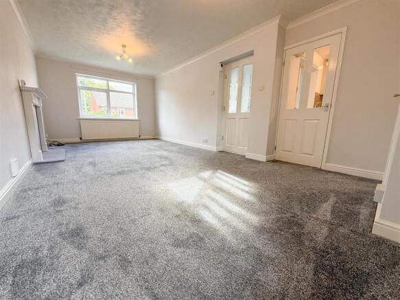 LOUNGE/DINING ROOM