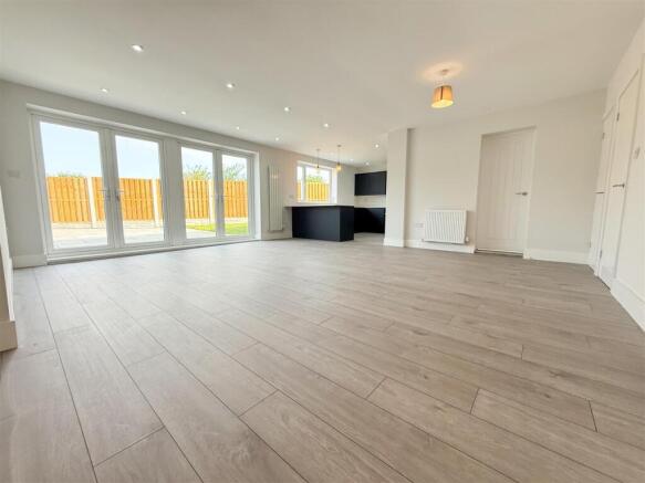 OPEN PLAN BREAKFAST KITCHEN FAMILY ROOM