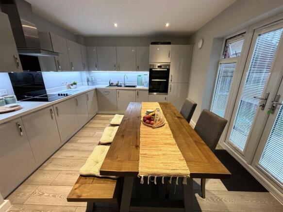 Beautifully Appointed Dining Kitchen