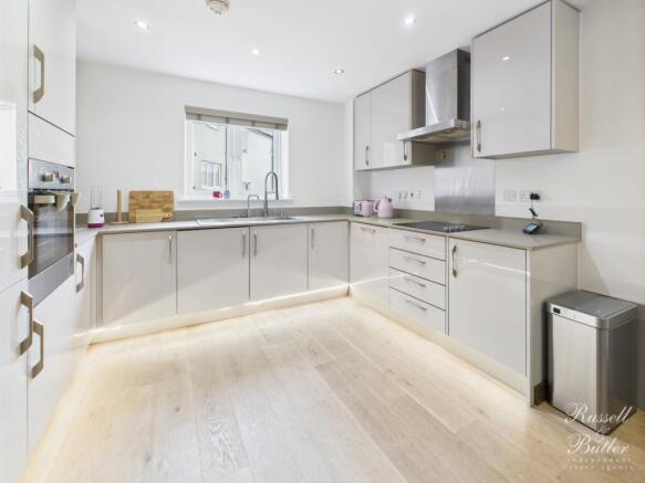 CAM01995G0-PR0336-STILL006