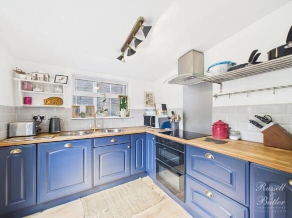 CAM01995G0-PR0349-STILL011