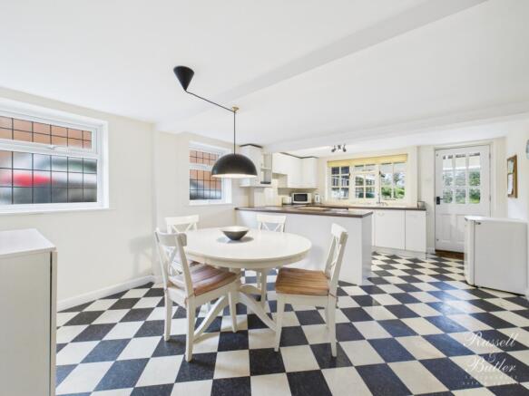 CAM02127G0-PR0370-STILL008