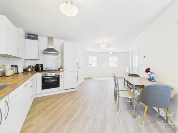 CAM02127G0-PR0351-STILL009