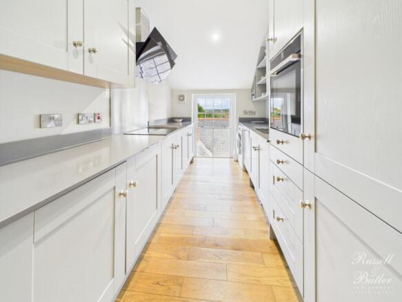 CAM02127G0-PR0349-STILL018