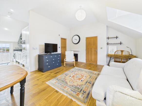 CAM02127G0-PR0349-STILL024