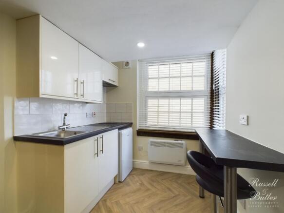 CAM01995G0-PR0168-STILL011