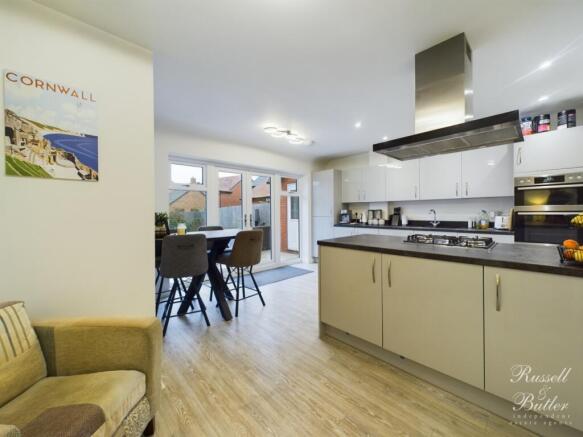 CAM02127G0-PR0216-STILL021