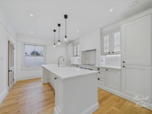 CAM01995G0-PR0392-STILL008