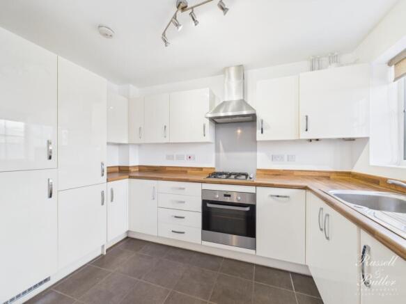 CAM02127G0-PR0373-STILL009