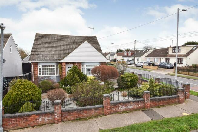 3 bedroom detached bungalow for sale in Chesterfield Avenue